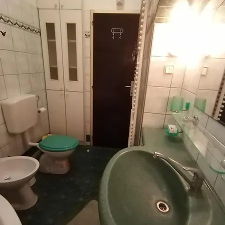 Giardini בית הארחה